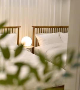 open,Hongik University Station ,10 minutes on foot,Cozy house with artistic sensibility