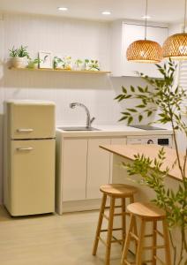 open,Hongik University Station ,10 minutes on foot,Cozy house with artistic sensibility