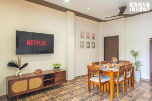 StayVista at Rayana with BBQ, Bonfire & pool