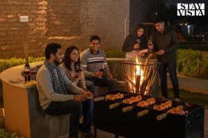 StayVista at Rayana with BBQ, Bonfire & pool