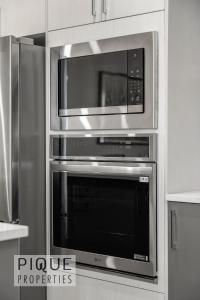 NEW - Modern Escape - KingBed - Fireplace - Garage - Netflix