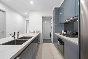 Spacious 3BR Apt - Near Station & Airport