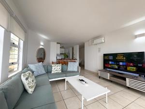 6 Glitter Bay - Stunning seaviews & beach access - 3BR Umhlanga