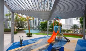 Vogue Vacation Homes, Creek Harbour Icon Bay Waterfront Living Close to Downtown, Burj Khalifa and Dubai Mall, Three Bedroom Apartment with Large Balcony, Canal and Burj Khalifa View, Access toAmenities