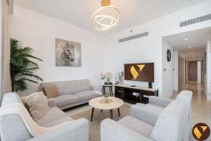 Vogue Vacation Homes, Creek Harbour Icon Bay Waterfront Living Close to Downtown, Burj Khalifa and Dubai Mall, Three Bedroom Apartment with Large Balcony, Canal and Burj Khalifa View, Access toAmenities