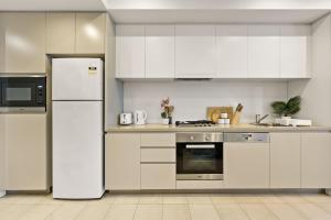 Modern One Bedroom Apartment in Forest Lodge Near Sydney CBD Sleeps Four