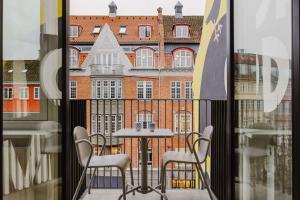 Luxury City Stay Cozy Apartment with Sunny Balcony