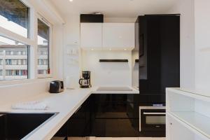 Luxury City Stay Cozy Apartment with Sunny Balcony