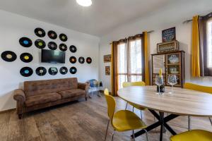 Vintage Village- Anni 70