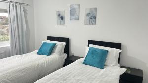 Modern 3 Bed room Home with Garden & Free Parking