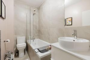 Chic 1BDR Flat in Restored English Pub Est London