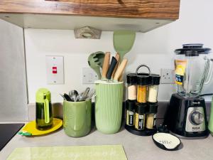 Entire 3-Bed Home, 5 mins to City Centre, Sleeps 6, 2 Free Parking