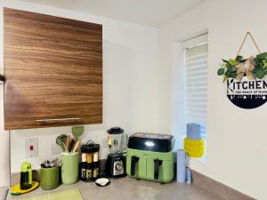 Entire 3-Bed Home, 5 mins to City Centre, Sleeps 6, 2 Free Parking