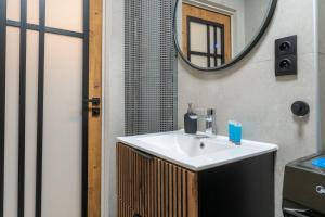 Roździeńskiego Modern Apartment by BookingHost