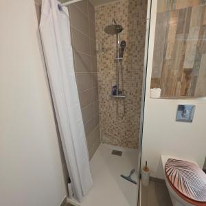 Appartement neuf et confortable de 2 chambres, résidence sécurisée, centre et mer