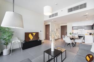 Vogue Vacation Homes, Creek Harbour Edge Tower Waterfront Living Close to Downtown, Burj Khalifa and Dubai Mall, One Bedroom Apartment with Balcony and Canal View, Access toAmenities