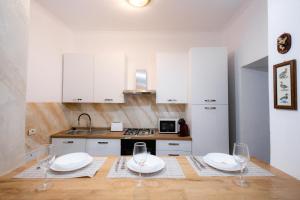 Marcos Apartments I Bathtub in Bedroom experience