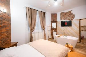 Marcos Apartments I Bathtub in Bedroom experience