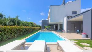 Luxury villa Hedone with pool in Rakalj