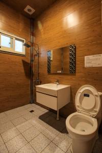 Phòng cho 4 người với Phòng tắm riêng (Quad Room with Private Bathroom)