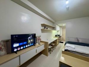 Cozy Condo with Balcony Pool View