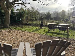 Houten huisje met keuken en tuin in Halsteren, Bergen op Zoom
