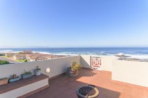 Oceanfront Escape with Spacious Balcony Hermanus