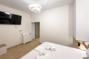 White Luxe Suite in Kolonaki