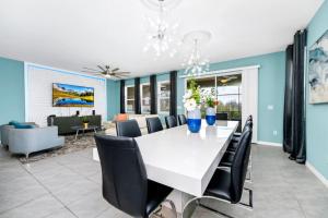 Luxury Villa with Pool Hot Tub Billiard Air Hockey