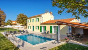 Family villa Corticum Otium with pool in Tinjan