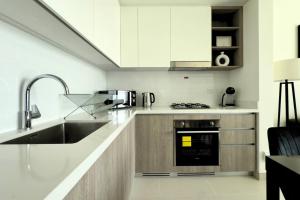 Modern 1 Bed Apartment with full Dubai Marina view