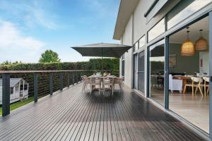 Coastal Luxe - Main St Beach Kids Cubby & Swings