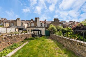 Sleek and Stylish Abode - Parking