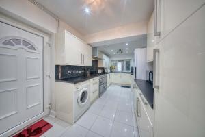 3 Bedrooms Sleeps 7 Free Parking