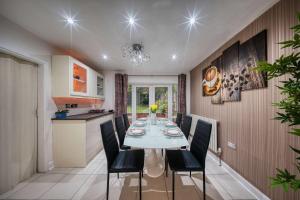 3 Bedrooms Sleeps 7 Free Parking