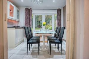 Modern 3BR Manchester Home Sleeps 7 Parking