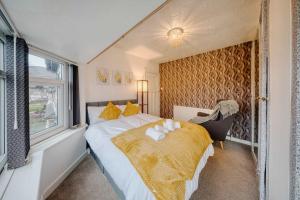 Modern 3BR Manchester Home Sleeps 7 Parking