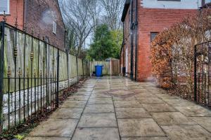 Modern 3BR Manchester Home Sleeps 7 Parking