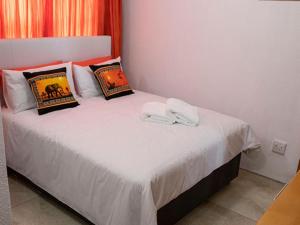 Lyronne Guest house, Shuttle and Tours