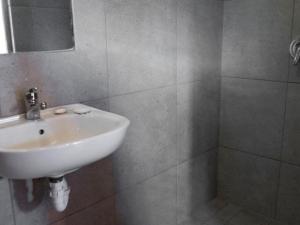 Lyronne Guest house, Shuttle and Tours