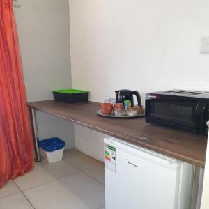 Lyronne Guest house, Shuttle and Tours