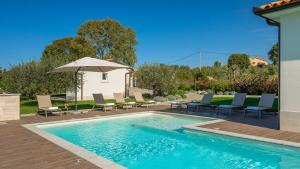 Modern villa Grgo with pool and jacuzzi in Tinjan