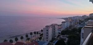 Magníficas vistas a la playa con piscina y parking