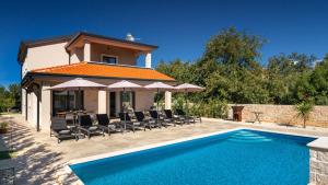 Family villa Alves with pool and grill in Porec