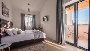 Family villa Alves with pool and grill in Porec