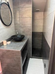 Quiet single ensuite room in countryside