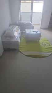 une chambre, un salon, cuisine et balcon