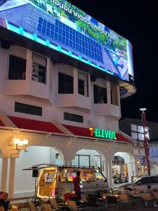 Queen On Street 2009