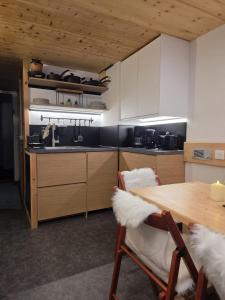 Arcs 1800: 56 people Ski Studio view Mont Blanc