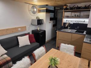 Arcs 1800: 56 people Ski Studio view Mont Blanc